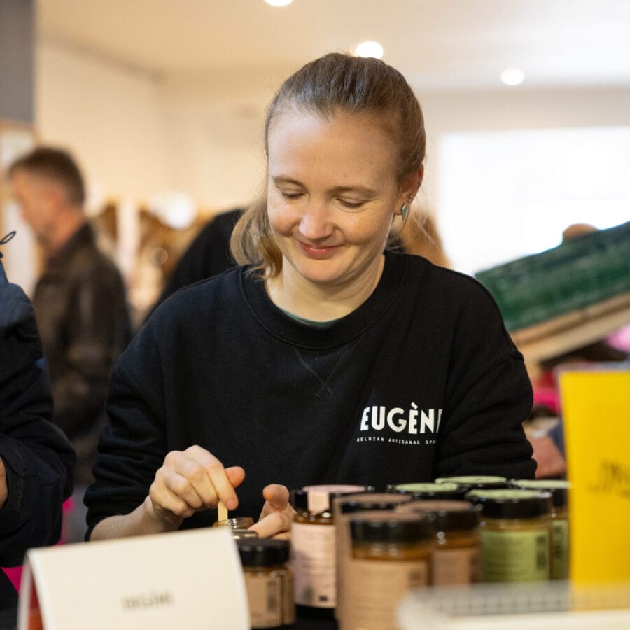 Eugénie de la marque Eugène Chocolatier en train de préparer les pâtes à tartiner pour la dégustation au magasin.