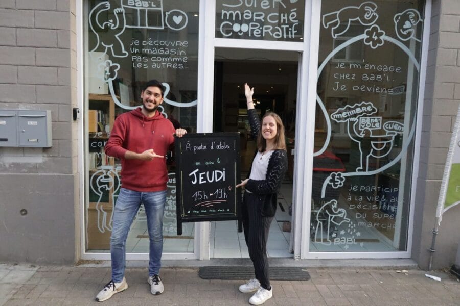 deux shifteurs devant la vitrine de bab'l