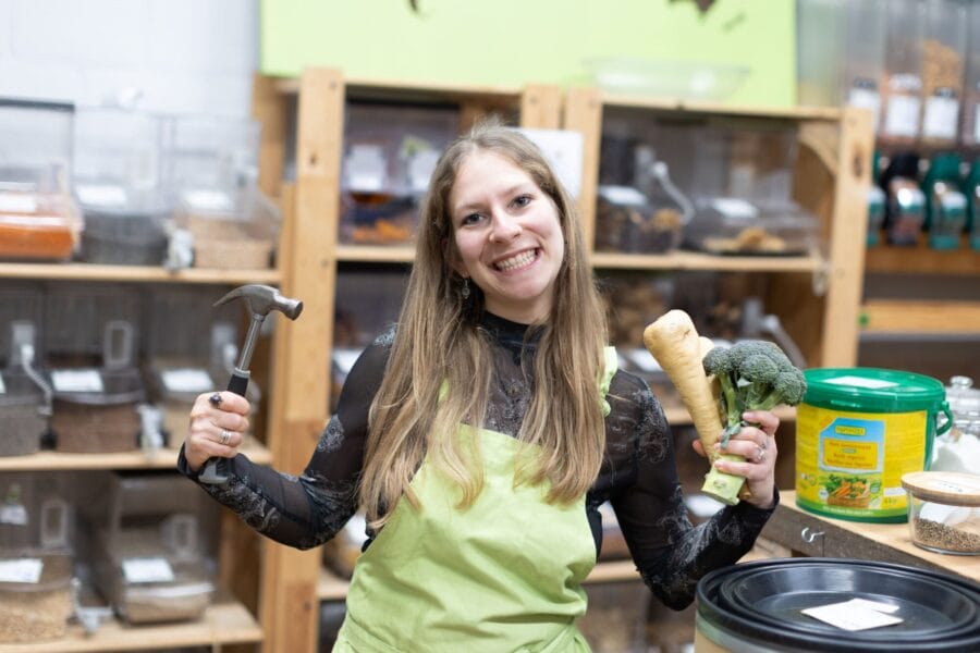 portrait milèna avec marteau et légumes en main