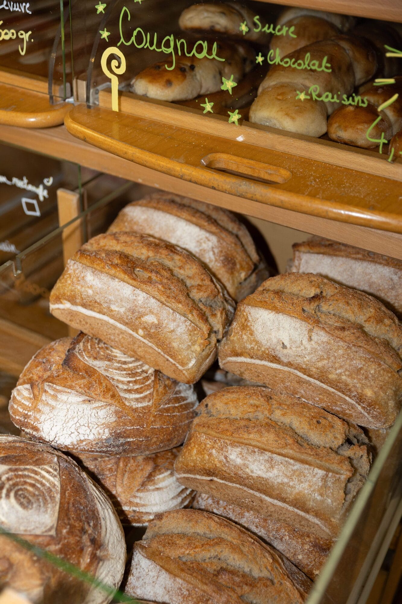 pains dans armoire à pains