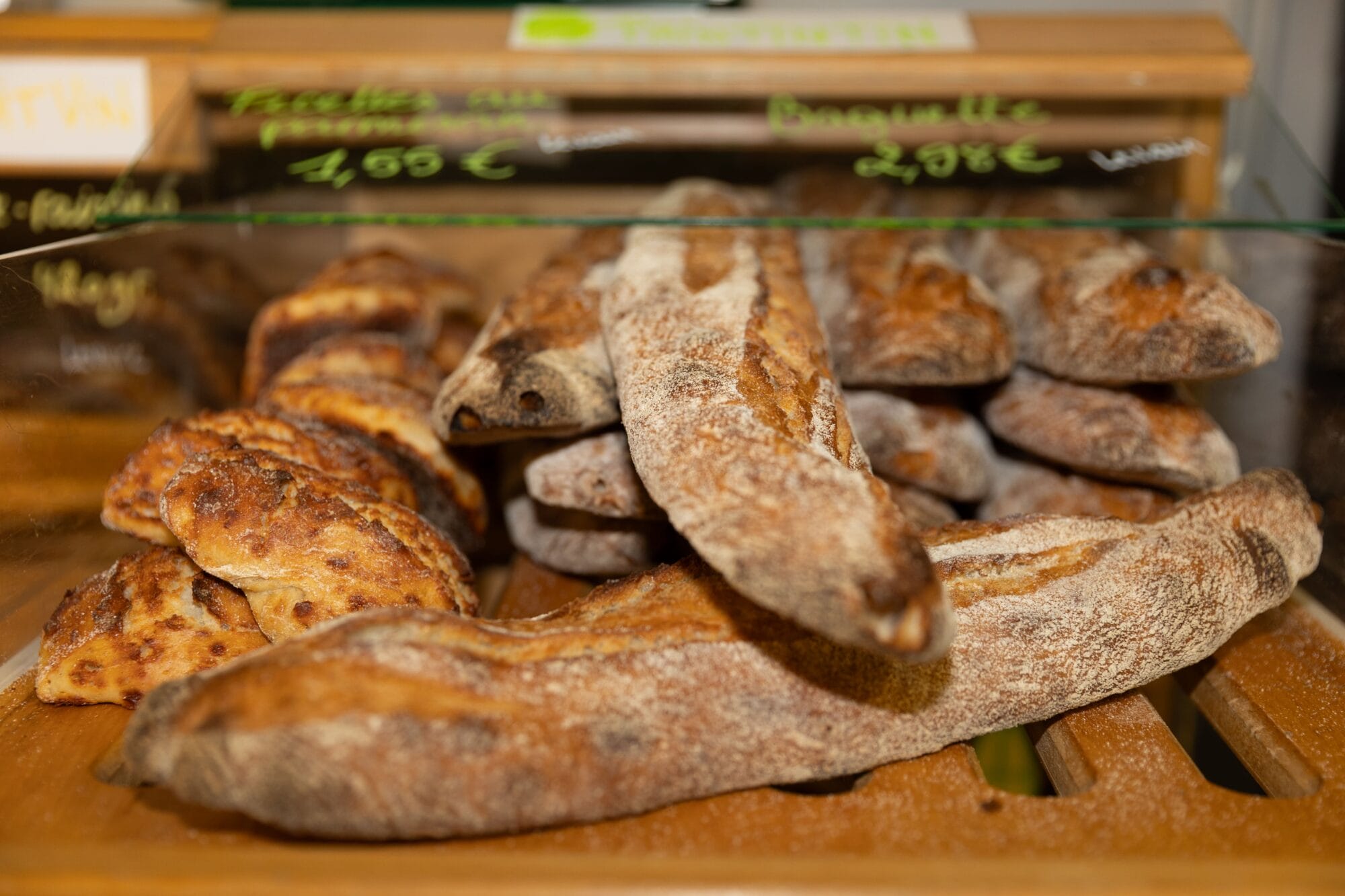 baguettes dans meuble à pains