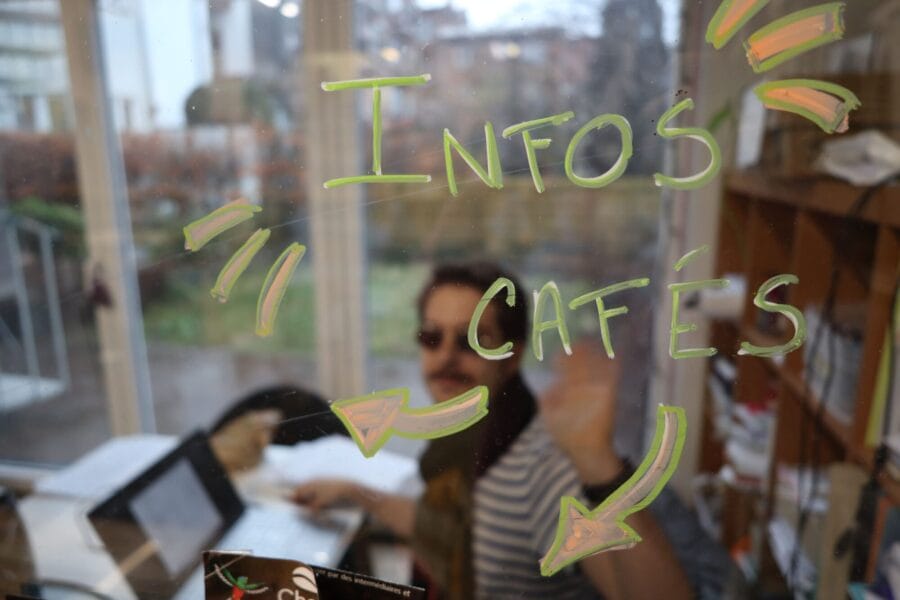 le titre infos cafés écrit sur la vitre en magasin